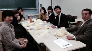 福岡大学人文学部同窓会就職セミナー懇親会の様子